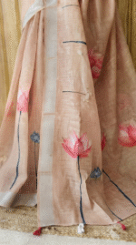 Women Peach Floral Lotus Print Saree with Tassel Detailing - Image 4